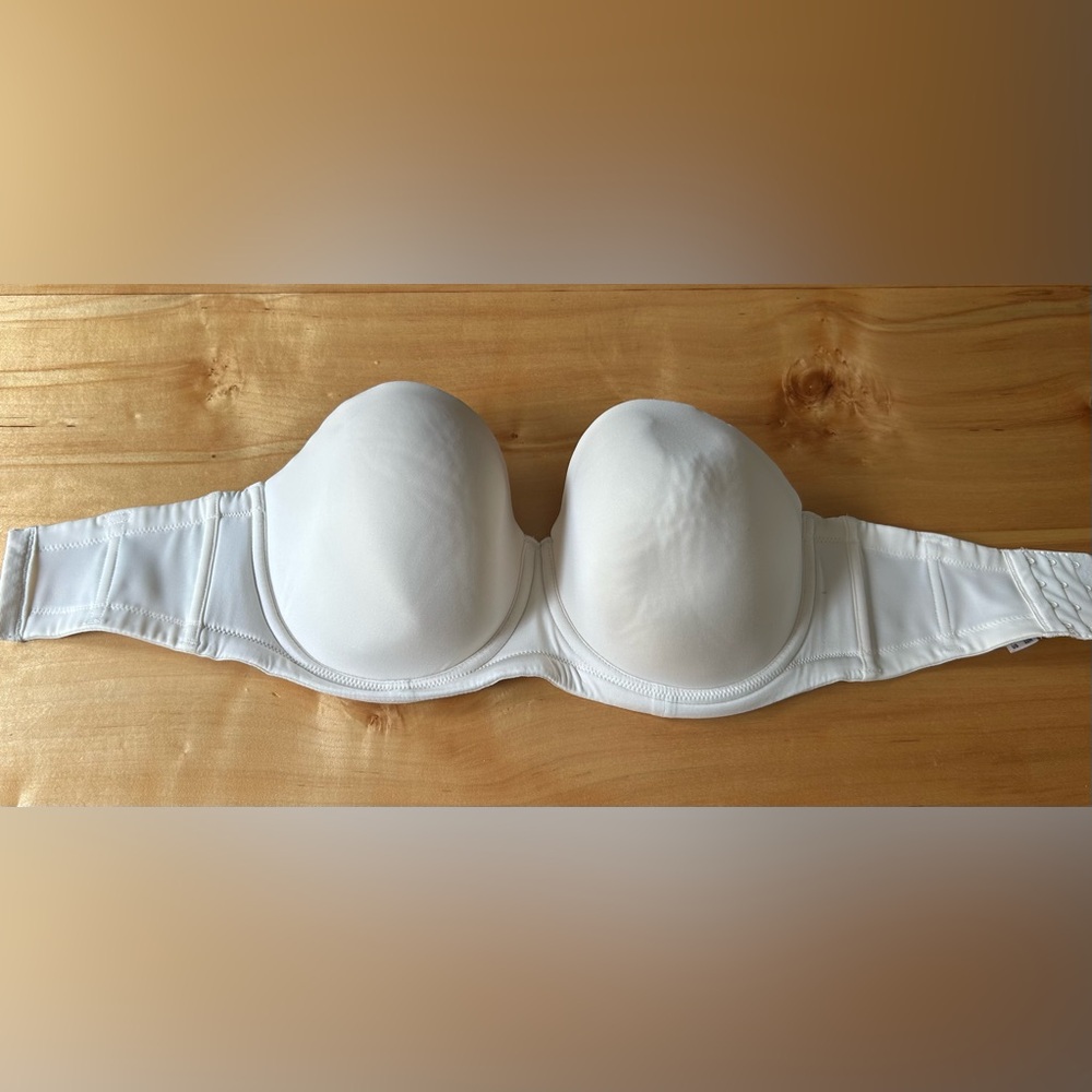 Wacoal Strapless Bra. Excellent Condition. Worn once. 32H. Off White